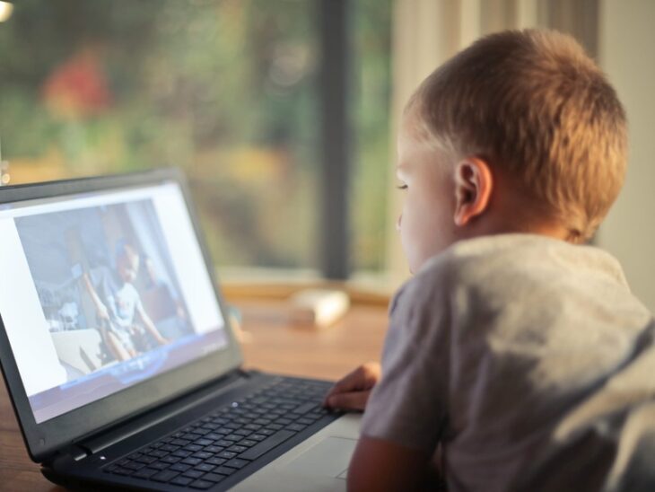 Educación online niños conectados a Internet de forma segura