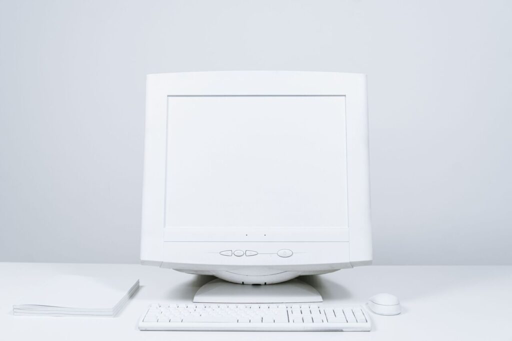 Ofrecemos una guía básica para adquirir el ordenador de sobremesa ideal según tus necesidades concretas. La elección del ordenador idóneo puede variar mucho dependiendo de si hablamos de renovar la computadora familiar, montar una home office en casa o dotar a una pequeña empresa o negocio de los equipos adecuados. Como ya intuirás, en la decisión pesarán mucho el uso real que vaya a tener y el presupuesto disponible, pero más allá de estos condicionantes, ¿cómo elegir un ordenador de sobremesa en 2026? Te damos una guía con los criterios esenciales a valorar. Define para qué vas a utilizar el ordenador Como hemos anticipado, el uso del equipo sería un factor determinante, al tener que distinguir entre: Hogar y estudios: se precisaría un ordenador de prestaciones básicas o medias para navegar, preparar trabajos, ver contenidos en streaming y hacer videollamadas. Un mini PC o un todo en uno (AIO) compacto puede encajar si se busca ahorrar espacio. Autónomos y pymes: en este caso habría que buscar equipos orientados a la productividad, con capacidad para ejecutar con fluidez varias aplicaciones al mismo tiempo, sin olvidar tampoco la obtención de unas prestaciones de seguridad y soporte adecuadas al negocio. Puede ser compacto, torre o todo en uno según el puesto. Usos exigentes: si hablamos de gamers o profesionales de la edición de video se precisaría un ordenador de alto rendimiento, con procesador potente, más RAM y gráficos idóneos para los programas o juegos. Una torre suele ofrecer más posibilidades de refrigeración y ampliación, mientras que para determinados trabajos de diseño 3D, puede convenir una estación de trabajo profesional. Para usos empresariales resultan muy interesantes propuestas como la gama ThinkCentre de Lenovo, con distintas modalidades de equipos orientados a oficina, perfiles técnicos y los puestos de trabajo más exigentes. Torre, mini PC o todo en uno: qué modalidad te conviene Una vez definido el uso, toca valorar el formato de equipo a elegir, con la vista puesta en el espacio disponible. Una torre puede encajar bajo el escritorio de casa, el del puesto de trabajo o el despacho de una oficina, aunque habrá que ver tanto las posibilidades de ampliación del modelo como el espacio existente para la misma. El todo en uno (AIO), en cambio, integra los componentes del ordenador en la propia pantalla y reduce el cableado, una ventaja apreciable, sobre todo para instalaciones en la recepción de una empresa o en un rincón del salón de casa. Los mini PC, por su parte, ocupan menos espacio, por lo que resultan prácticos en despachos pequeños o zonas de estudio. Pero conviene valorar que precisan de un monitor externo, además de teclado y ratón, siendo recomendable adquirir los periféricos a medida para el modelo que comercialice el fabricante, o al menos asegurarse de que sean compatibles. Qué componentes y configuración necesitas según el uso Ahora vamos a hablar de componentes y requisitos técnicos de la manera más sencilla posible. Procesador Habrá que ver su adecuación con los programas utilizados, pues trabajar con documentos o gestionar facturas requiere menos capacidad de procesamiento que editar vídeos o utilizar software de diseño 3D. Una buena medida para no equivocarse es tomar como referencia los requisitos de las aplicaciones con las que se va a trabajar. Memoria RAM Ya se trate de usos domésticos o profesionales, sabemos que es habitual tener varias aplicaciones y pestañas abiertas en el navegador. De ahí que se recomiende un mínimo de 16 GB para equipos que se van a usar para estudiar, ofimática o gestionar el día a día de un negocio pequeño, mientras se aconseja escalar a los 32 GB para el manejo de archivos excels pesados, usos multitarea bastante demandantes, diseño gráfico o edición profesional de vídeo. Almacenamiento SSD Clave para agilizar el arranque y la apertura de programas, siguiendo el planteamiento del apartado anterior sería recomendable un mínimo de 512 GB para usos más simples y 1TB para quienes almacenan vídeos o proyectos de gran tamaño. Gráficos Para videojuegos, diseño 3D o determinados trabajos de edición convendría optar por una gráfica dedicada, innecesaria para usos básicos, al bastar con los gráficos integrados en el procesador del ordenador de mesa si dispone de los mismos. IA en local Ten en cuenta también las ventajas que pueden ofrecer los equipos con NPU integrada para ejecutar funciones de IA localmente, disponible en determinados modelos de la gama ThinkCentre de un fabricante como Lenovo. Infórmate del presupuesto del equipo completo Valora siempre el presupuesto con todo incluido. Y nos referimos tanto al hardware como a las licencias del software, sin olvidarnos tampoco del IVA, omitido en muchas ofertas comerciales. Comprar ordenador