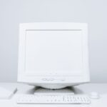 Ofrecemos una guía básica para adquirir el ordenador de sobremesa ideal según tus necesidades concretas. La elección del ordenador idóneo puede variar mucho dependiendo de si hablamos de renovar la computadora familiar, montar una home office en casa o dotar a una pequeña empresa o negocio de los equipos adecuados. Como ya intuirás, en la decisión pesarán mucho el uso real que vaya a tener y el presupuesto disponible, pero más allá de estos condicionantes, ¿cómo elegir un ordenador de sobremesa en 2026? Te damos una guía con los criterios esenciales a valorar. Define para qué vas a utilizar el ordenador Como hemos anticipado, el uso del equipo sería un factor determinante, al tener que distinguir entre: Hogar y estudios: se precisaría un ordenador de prestaciones básicas o medias para navegar, preparar trabajos, ver contenidos en streaming y hacer videollamadas. Un mini PC o un todo en uno (AIO) compacto puede encajar si se busca ahorrar espacio. Autónomos y pymes: en este caso habría que buscar equipos orientados a la productividad, con capacidad para ejecutar con fluidez varias aplicaciones al mismo tiempo, sin olvidar tampoco la obtención de unas prestaciones de seguridad y soporte adecuadas al negocio. Puede ser compacto, torre o todo en uno según el puesto. Usos exigentes: si hablamos de gamers o profesionales de la edición de video se precisaría un ordenador de alto rendimiento, con procesador potente, más RAM y gráficos idóneos para los programas o juegos. Una torre suele ofrecer más posibilidades de refrigeración y ampliación, mientras que para determinados trabajos de diseño 3D, puede convenir una estación de trabajo profesional. Para usos empresariales resultan muy interesantes propuestas como la gama ThinkCentre de Lenovo, con distintas modalidades de equipos orientados a oficina, perfiles técnicos y los puestos de trabajo más exigentes. Torre, mini PC o todo en uno: qué modalidad te conviene Una vez definido el uso, toca valorar el formato de equipo a elegir, con la vista puesta en el espacio disponible. Una torre puede encajar bajo el escritorio de casa, el del puesto de trabajo o el despacho de una oficina, aunque habrá que ver tanto las posibilidades de ampliación del modelo como el espacio existente para la misma. El todo en uno (AIO), en cambio, integra los componentes del ordenador en la propia pantalla y reduce el cableado, una ventaja apreciable, sobre todo para instalaciones en la recepción de una empresa o en un rincón del salón de casa. Los mini PC, por su parte, ocupan menos espacio, por lo que resultan prácticos en despachos pequeños o zonas de estudio. Pero conviene valorar que precisan de un monitor externo, además de teclado y ratón, siendo recomendable adquirir los periféricos a medida para el modelo que comercialice el fabricante, o al menos asegurarse de que sean compatibles. Qué componentes y configuración necesitas según el uso Ahora vamos a hablar de componentes y requisitos técnicos de la manera más sencilla posible. Procesador Habrá que ver su adecuación con los programas utilizados, pues trabajar con documentos o gestionar facturas requiere menos capacidad de procesamiento que editar vídeos o utilizar software de diseño 3D. Una buena medida para no equivocarse es tomar como referencia los requisitos de las aplicaciones con las que se va a trabajar. Memoria RAM Ya se trate de usos domésticos o profesionales, sabemos que es habitual tener varias aplicaciones y pestañas abiertas en el navegador. De ahí que se recomiende un mínimo de 16 GB para equipos que se van a usar para estudiar, ofimática o gestionar el día a día de un negocio pequeño, mientras se aconseja escalar a los 32 GB para el manejo de archivos excels pesados, usos multitarea bastante demandantes, diseño gráfico o edición profesional de vídeo. Almacenamiento SSD Clave para agilizar el arranque y la apertura de programas, siguiendo el planteamiento del apartado anterior sería recomendable un mínimo de 512 GB para usos más simples y 1TB para quienes almacenan vídeos o proyectos de gran tamaño. Gráficos Para videojuegos, diseño 3D o determinados trabajos de edición convendría optar por una gráfica dedicada, innecesaria para usos básicos, al bastar con los gráficos integrados en el procesador del ordenador de mesa si dispone de los mismos. IA en local Ten en cuenta también las ventajas que pueden ofrecer los equipos con NPU integrada para ejecutar funciones de IA localmente, disponible en determinados modelos de la gama ThinkCentre de un fabricante como Lenovo. Infórmate del presupuesto del equipo completo Valora siempre el presupuesto con todo incluido. Y nos referimos tanto al hardware como a las licencias del software, sin olvidarnos tampoco del IVA, omitido en muchas ofertas comerciales. Comprar ordenador