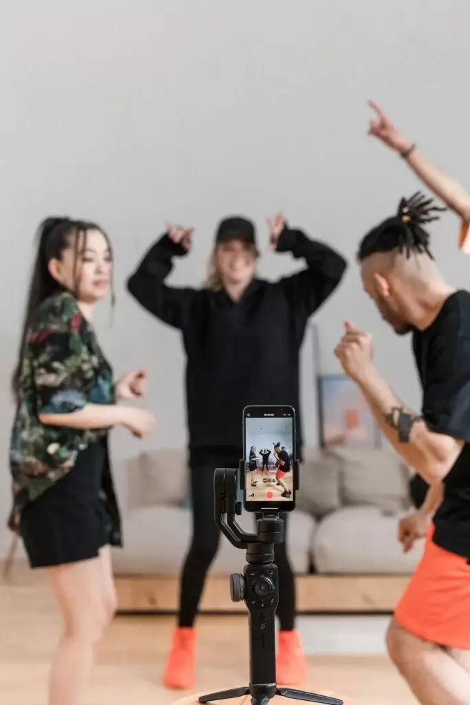 Cómo crear vídeos de tendencia para Instagram y TikTok 1 Crear vídeos Instagram