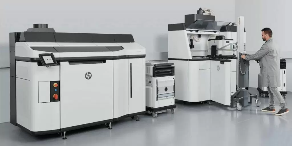 Impresoras 3d para profesionales: características en las que debes fijarte 1 Impresoras 3D para profesionales: técnico trabajando