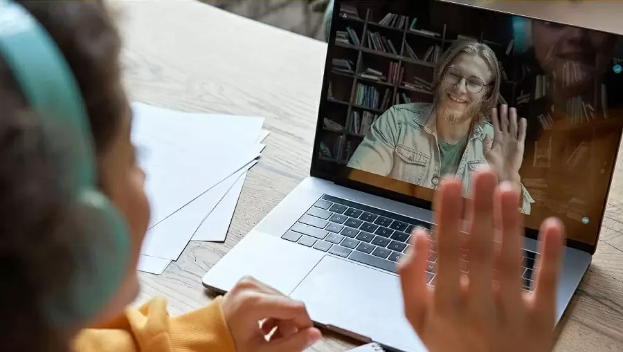 Estudiando en línea con un profesor