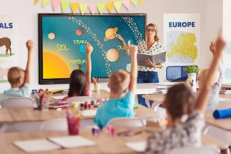 Una pizarra digital interactiva mejora la colaboración en las aulas 2 Profesora dando clases