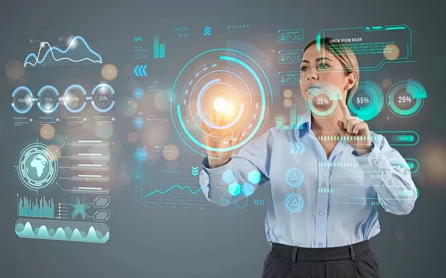 Qué hace un consultor de Inteligencia Artificial y cuál es su formación 2 Ingeniera trabajando con IA