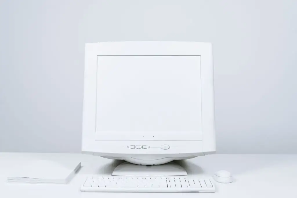 Ofrecemos una guía básica para adquirir el ordenador de sobremesa ideal según tus necesidades concretas. La elección del ordenador idóneo puede variar mucho dependiendo de si hablamos de renovar la computadora familiar, montar una home office en casa o dotar a una pequeña empresa o negocio de los equipos adecuados. Como ya intuirás, en la decisión pesarán mucho el uso real que vaya a tener y el presupuesto disponible, pero más allá de estos condicionantes, ¿cómo elegir un ordenador de sobremesa en 2026? Te damos una guía con los criterios esenciales a valorar. Define para qué vas a utilizar el ordenador Como hemos anticipado, el uso del equipo sería un factor determinante, al tener que distinguir entre: Hogar y estudios: se precisaría un ordenador de prestaciones básicas o medias para navegar, preparar trabajos, ver contenidos en streaming y hacer videollamadas. Un mini PC o un todo en uno (AIO) compacto puede encajar si se busca ahorrar espacio. Autónomos y pymes: en este caso habría que buscar equipos orientados a la productividad, con capacidad para ejecutar con fluidez varias aplicaciones al mismo tiempo, sin olvidar tampoco la obtención de unas prestaciones de seguridad y soporte adecuadas al negocio. Puede ser compacto, torre o todo en uno según el puesto. Usos exigentes: si hablamos de gamers o profesionales de la edición de video se precisaría un ordenador de alto rendimiento, con procesador potente, más RAM y gráficos idóneos para los programas o juegos. Una torre suele ofrecer más posibilidades de refrigeración y ampliación, mientras que para determinados trabajos de diseño 3D, puede convenir una estación de trabajo profesional. Para usos empresariales resultan muy interesantes propuestas como la gama ThinkCentre de Lenovo, con distintas modalidades de equipos orientados a oficina, perfiles técnicos y los puestos de trabajo más exigentes. Torre, mini PC o todo en uno: qué modalidad te conviene Una vez definido el uso, toca valorar el formato de equipo a elegir, con la vista puesta en el espacio disponible. Una torre puede encajar bajo el escritorio de casa, el del puesto de trabajo o el despacho de una oficina, aunque habrá que ver tanto las posibilidades de ampliación del modelo como el espacio existente para la misma. El todo en uno (AIO), en cambio, integra los componentes del ordenador en la propia pantalla y reduce el cableado, una ventaja apreciable, sobre todo para instalaciones en la recepción de una empresa o en un rincón del salón de casa. Los mini PC, por su parte, ocupan menos espacio, por lo que resultan prácticos en despachos pequeños o zonas de estudio. Pero conviene valorar que precisan de un monitor externo, además de teclado y ratón, siendo recomendable adquirir los periféricos a medida para el modelo que comercialice el fabricante, o al menos asegurarse de que sean compatibles. Qué componentes y configuración necesitas según el uso Ahora vamos a hablar de componentes y requisitos técnicos de la manera más sencilla posible. Procesador Habrá que ver su adecuación con los programas utilizados, pues trabajar con documentos o gestionar facturas requiere menos capacidad de procesamiento que editar vídeos o utilizar software de diseño 3D. Una buena medida para no equivocarse es tomar como referencia los requisitos de las aplicaciones con las que se va a trabajar. Memoria RAM Ya se trate de usos domésticos o profesionales, sabemos que es habitual tener varias aplicaciones y pestañas abiertas en el navegador. De ahí que se recomiende un mínimo de 16 GB para equipos que se van a usar para estudiar, ofimática o gestionar el día a día de un negocio pequeño, mientras se aconseja escalar a los 32 GB para el manejo de archivos excels pesados, usos multitarea bastante demandantes, diseño gráfico o edición profesional de vídeo. Almacenamiento SSD Clave para agilizar el arranque y la apertura de programas, siguiendo el planteamiento del apartado anterior sería recomendable un mínimo de 512 GB para usos más simples y 1TB para quienes almacenan vídeos o proyectos de gran tamaño. Gráficos Para videojuegos, diseño 3D o determinados trabajos de edición convendría optar por una gráfica dedicada, innecesaria para usos básicos, al bastar con los gráficos integrados en el procesador del ordenador de mesa si dispone de los mismos. IA en local Ten en cuenta también las ventajas que pueden ofrecer los equipos con NPU integrada para ejecutar funciones de IA localmente, disponible en determinados modelos de la gama ThinkCentre de un fabricante como Lenovo. Infórmate del presupuesto del equipo completo Valora siempre el presupuesto con todo incluido. Y nos referimos tanto al hardware como a las licencias del software, sin olvidarnos tampoco del IVA, omitido en muchas ofertas comerciales. Comprar ordenador