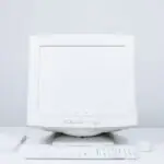 Ofrecemos una guía básica para adquirir el ordenador de sobremesa ideal según tus necesidades concretas. La elección del ordenador idóneo puede variar mucho dependiendo de si hablamos de renovar la computadora familiar, montar una home office en casa o dotar a una pequeña empresa o negocio de los equipos adecuados. Como ya intuirás, en la decisión pesarán mucho el uso real que vaya a tener y el presupuesto disponible, pero más allá de estos condicionantes, ¿cómo elegir un ordenador de sobremesa en 2026? Te damos una guía con los criterios esenciales a valorar. Define para qué vas a utilizar el ordenador Como hemos anticipado, el uso del equipo sería un factor determinante, al tener que distinguir entre: Hogar y estudios: se precisaría un ordenador de prestaciones básicas o medias para navegar, preparar trabajos, ver contenidos en streaming y hacer videollamadas. Un mini PC o un todo en uno (AIO) compacto puede encajar si se busca ahorrar espacio. Autónomos y pymes: en este caso habría que buscar equipos orientados a la productividad, con capacidad para ejecutar con fluidez varias aplicaciones al mismo tiempo, sin olvidar tampoco la obtención de unas prestaciones de seguridad y soporte adecuadas al negocio. Puede ser compacto, torre o todo en uno según el puesto. Usos exigentes: si hablamos de gamers o profesionales de la edición de video se precisaría un ordenador de alto rendimiento, con procesador potente, más RAM y gráficos idóneos para los programas o juegos. Una torre suele ofrecer más posibilidades de refrigeración y ampliación, mientras que para determinados trabajos de diseño 3D, puede convenir una estación de trabajo profesional. Para usos empresariales resultan muy interesantes propuestas como la gama ThinkCentre de Lenovo, con distintas modalidades de equipos orientados a oficina, perfiles técnicos y los puestos de trabajo más exigentes. Torre, mini PC o todo en uno: qué modalidad te conviene Una vez definido el uso, toca valorar el formato de equipo a elegir, con la vista puesta en el espacio disponible. Una torre puede encajar bajo el escritorio de casa, el del puesto de trabajo o el despacho de una oficina, aunque habrá que ver tanto las posibilidades de ampliación del modelo como el espacio existente para la misma. El todo en uno (AIO), en cambio, integra los componentes del ordenador en la propia pantalla y reduce el cableado, una ventaja apreciable, sobre todo para instalaciones en la recepción de una empresa o en un rincón del salón de casa. Los mini PC, por su parte, ocupan menos espacio, por lo que resultan prácticos en despachos pequeños o zonas de estudio. Pero conviene valorar que precisan de un monitor externo, además de teclado y ratón, siendo recomendable adquirir los periféricos a medida para el modelo que comercialice el fabricante, o al menos asegurarse de que sean compatibles. Qué componentes y configuración necesitas según el uso Ahora vamos a hablar de componentes y requisitos técnicos de la manera más sencilla posible. Procesador Habrá que ver su adecuación con los programas utilizados, pues trabajar con documentos o gestionar facturas requiere menos capacidad de procesamiento que editar vídeos o utilizar software de diseño 3D. Una buena medida para no equivocarse es tomar como referencia los requisitos de las aplicaciones con las que se va a trabajar. Memoria RAM Ya se trate de usos domésticos o profesionales, sabemos que es habitual tener varias aplicaciones y pestañas abiertas en el navegador. De ahí que se recomiende un mínimo de 16 GB para equipos que se van a usar para estudiar, ofimática o gestionar el día a día de un negocio pequeño, mientras se aconseja escalar a los 32 GB para el manejo de archivos excels pesados, usos multitarea bastante demandantes, diseño gráfico o edición profesional de vídeo. Almacenamiento SSD Clave para agilizar el arranque y la apertura de programas, siguiendo el planteamiento del apartado anterior sería recomendable un mínimo de 512 GB para usos más simples y 1TB para quienes almacenan vídeos o proyectos de gran tamaño. Gráficos Para videojuegos, diseño 3D o determinados trabajos de edición convendría optar por una gráfica dedicada, innecesaria para usos básicos, al bastar con los gráficos integrados en el procesador del ordenador de mesa si dispone de los mismos. IA en local Ten en cuenta también las ventajas que pueden ofrecer los equipos con NPU integrada para ejecutar funciones de IA localmente, disponible en determinados modelos de la gama ThinkCentre de un fabricante como Lenovo. Infórmate del presupuesto del equipo completo Valora siempre el presupuesto con todo incluido. Y nos referimos tanto al hardware como a las licencias del software, sin olvidarnos tampoco del IVA, omitido en muchas ofertas comerciales. Comprar ordenador